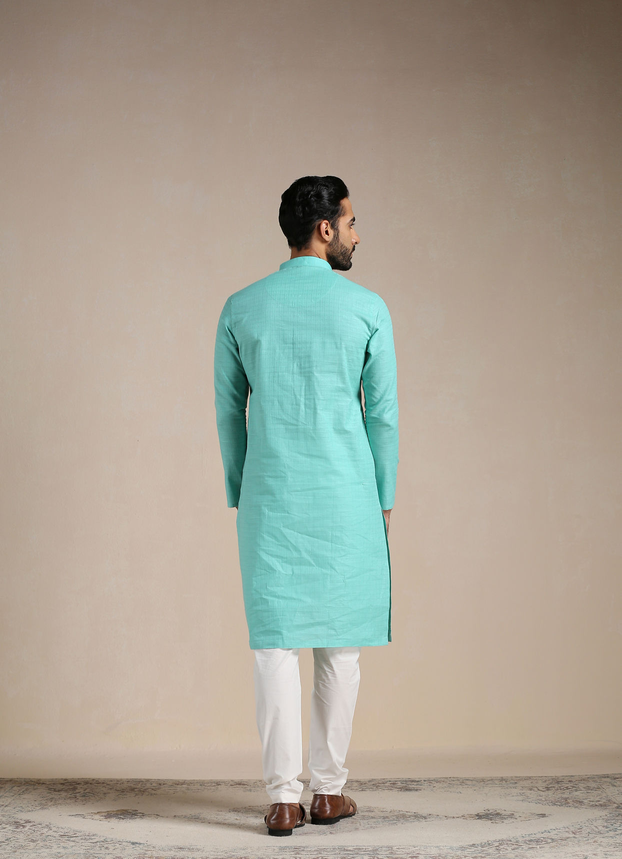 alt message - Manyavar Men Turquoise Green Mandarin Collared Kurta Set image number 3